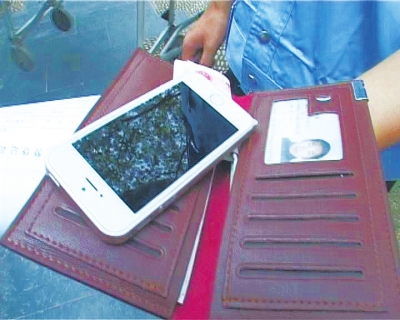 錢包里裝了5000來塊錢，懷里揣著最新的蘋果5S“土豪金”手機(jī)