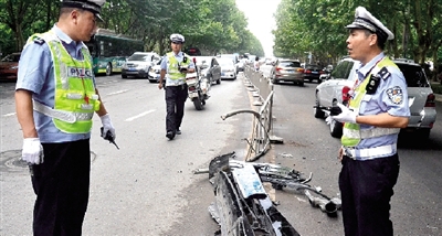 帶著車牌的車前臉留在了現(xiàn)場。