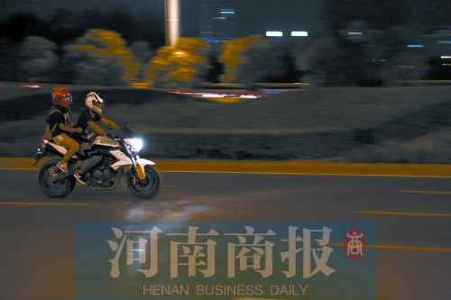 深夜，鄭東新區(qū)，不少人騎著摩托車呼嘯而過