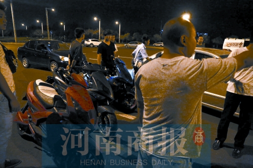 一小時(shí)內(nèi)，民警就扣了12輛摩托車、電動(dòng)車