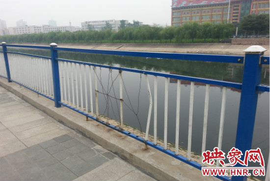 公園內(nèi)多個(gè)護(hù)欄中間的鋼筋條不翼而飛，僅僅是用幾根細(xì)細(xì)鐵絲纏住。