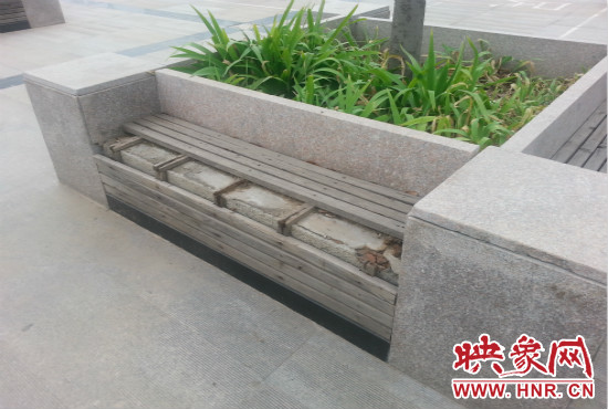 基礎(chǔ)設(shè)施破壞嚴(yán)重，一直無(wú)人修理。