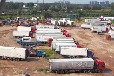 抓賭前，處警民警就藏身在這些廂式貨車內(nèi)。