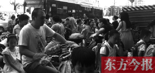 9月4日下午，文化路一小附近，大批陪讀家長接孩子。