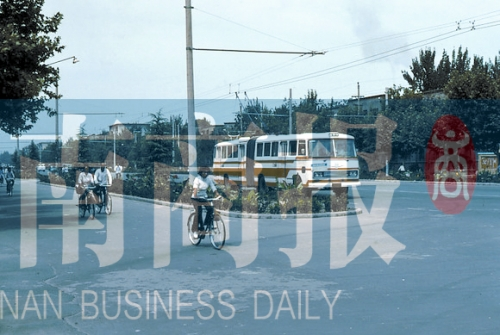 1983年的建設路，已經(jīng)有了電車