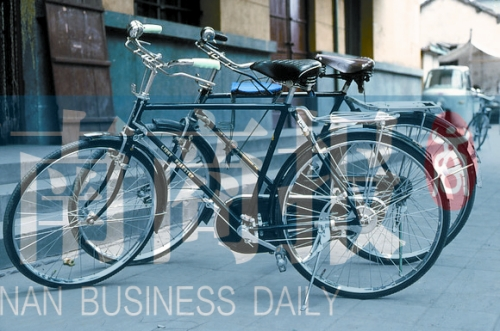 自行車是那時最時髦的交通工具，路邊清一色是“飛鴿牌”