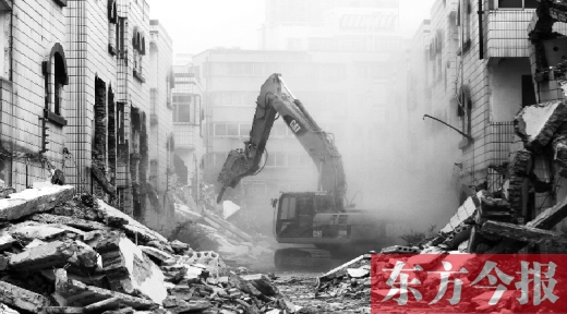 昨日，鄭州市棗莊社區(qū)拆遷現(xiàn)場，揚(yáng)塵漫天，附近居民叫苦不迭