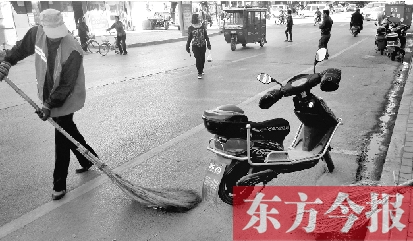 昨日，鄭州市中州大道上，穿梭于車流中上崗的環(huán)衛(wèi)工