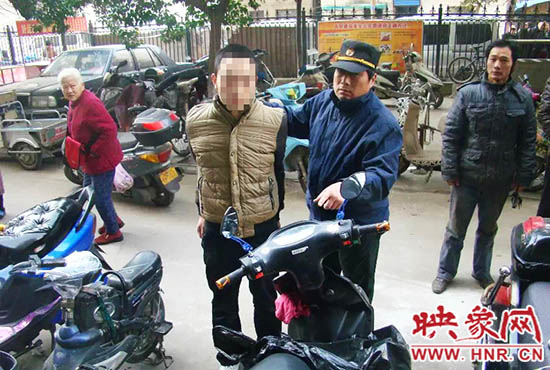 巡防隊(duì)員將盜賊控制。