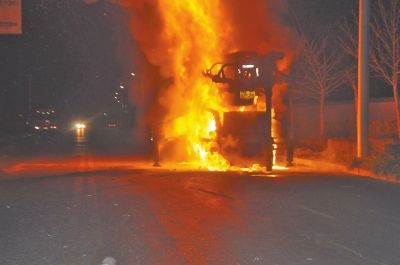 火勢異常兇猛,消防官兵都無法靠近。