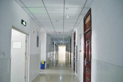 像這樣的攝像頭，宿舍樓里每層安裝了7個(gè)。