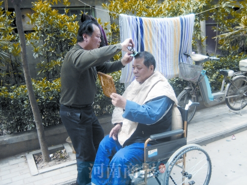 2011年8月18日，老鄰居給高新海剪發(fā)