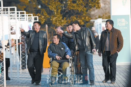 2009年9月15日，老鄰居們陪高新海游綠城廣場(chǎng) 井勇/供圖