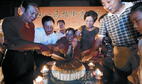 2008年9月14日，老鄰居們?yōu)楦咝潞Ｅe辦中秋賞月會(huì) 井勇/供圖