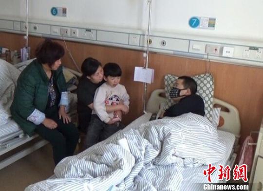 　一家4口在病房里團聚過年。