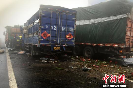 圖為21日，蘭南高速河南段車禍事故現場一片狼藉。　郭浩　攝