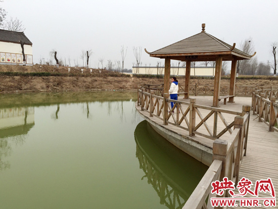 事發(fā)處就挨著亭子。