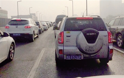 早高峰隴海高架橋從秦嶺路開始，一直向東都已經(jīng)堵成停車場(chǎng)了。 直播369 圖