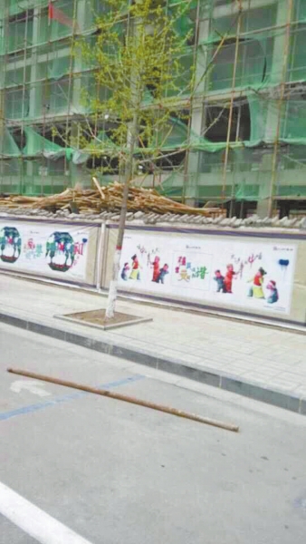 事發(fā)現(xiàn)場，奪命的鋼管還在地上。