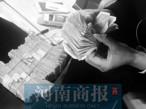 一名店員點(diǎn)了快一個小時，只點(diǎn)了一小部分零錢