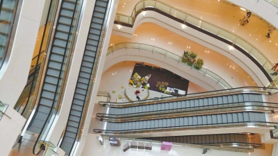 記者趕到現(xiàn)場時(shí)看到，墜樓女子面部朝下，上身穿粉紅色長袖上衣，下身穿黑色長褲，腳上沒有鞋。