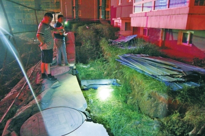 塌方、移位地點距離大樓主體近之又近