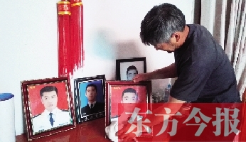 沉浸在悲痛之中的魯有海，擦拭著孩子的遺照