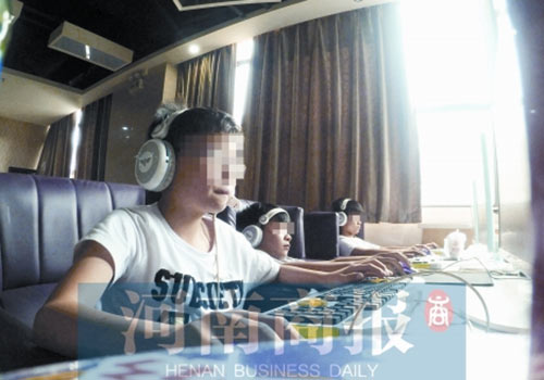 這家名為優(yōu)客體育競技俱樂部的店內(nèi)，有許多未成年人在上網(wǎng)玩游戲