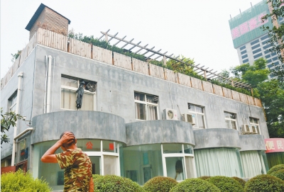 一樓是公廁，綠化后的樓頂開(kāi)了個(gè)露天燒烤攤