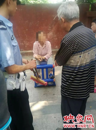 老太當時坐在健身器材上做仰臥起坐，說環(huán)衛(wèi)工人影響她鍛煉身體了，便開始謾罵環(huán)衛(wèi)工人。