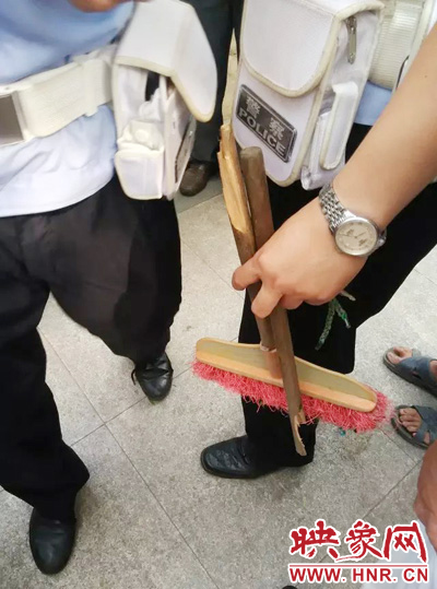 老太從環(huán)衛(wèi)工手中奪過掃帚，用腳踩斷，用力向環(huán)衛(wèi)工人的手上和腿上敲去。