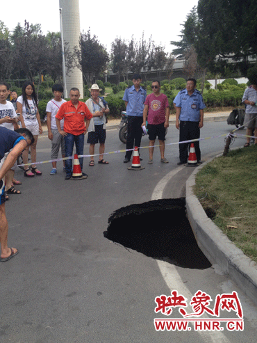 市民調(diào)侃這次塌陷難道是天太熱？