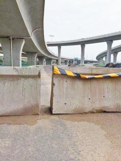  京廣快速路北延地面道路北三環(huán)入口處，一排石墩擋道，不讓入內(nèi)。