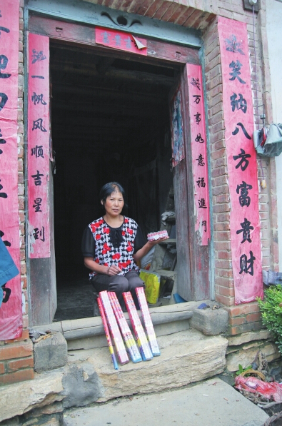 村民楊女士買來(lái)閃光雷、爆竹防衛(wèi)
