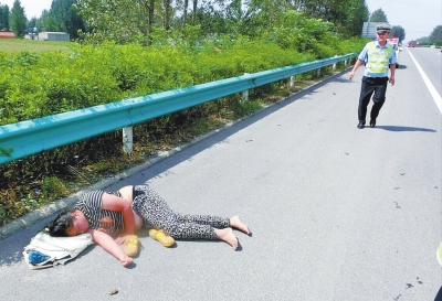 險！一女子躺高速路上睡大覺 漯河交警忙轉移保安全
