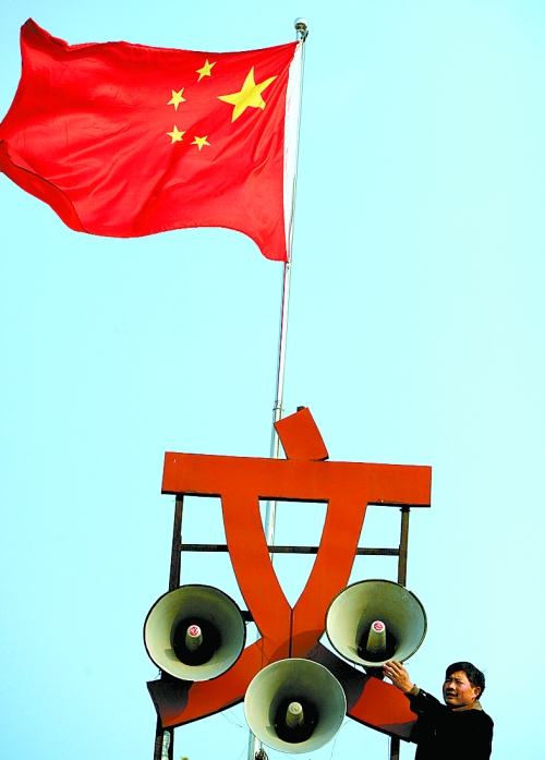 11月15日，新蔡縣磚店鎮(zhèn)黨員劉新峰在村口架起三個大喇叭，向群眾及時宣傳十八大精神。