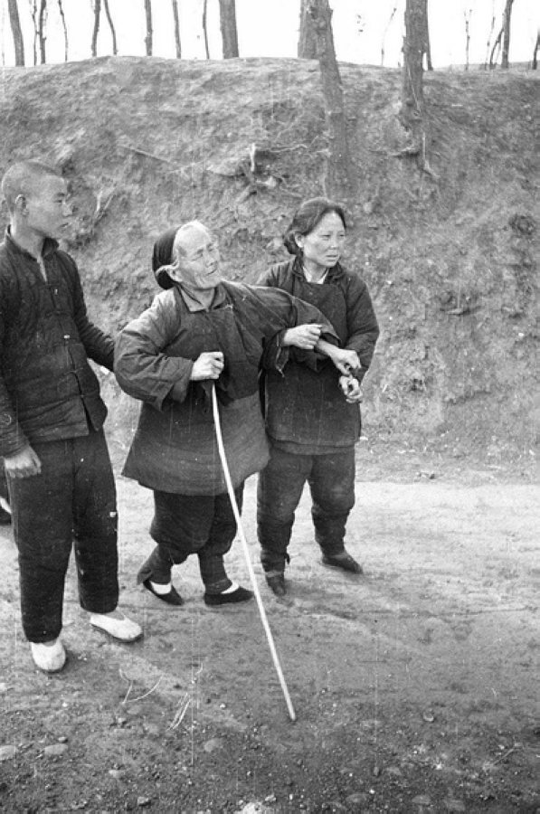 災(zāi)民，看到左側(cè)年輕人的白鞋，應(yīng)該是剛死去親人