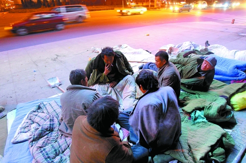 寒風(fēng)里，他們以打牌來(lái)打發(fā)枯燥的生活。