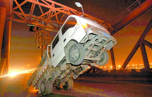 　車上升降機(jī)的工作臺(tái)被卡，車身前部高高翹起。