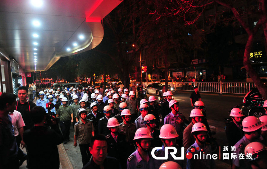 2012年12月26日晚，海南省三亞市，三亞市綜合行政執(zhí)法局河西大隊(duì)近百名城管上街執(zhí)法。