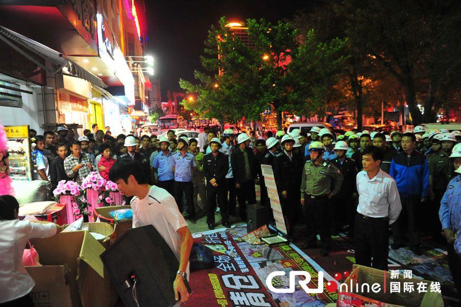 　2012年12月26日晚，海南省三亞市，三亞市綜合行政執(zhí)法局河西大隊(duì)近百名城管上街執(zhí)法。