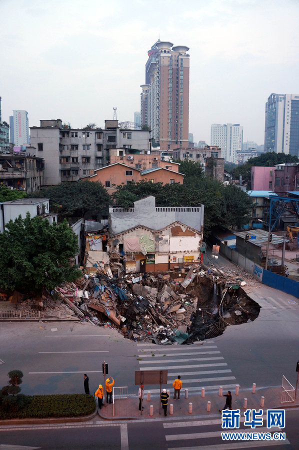 廣州地鐵工地附近發(fā)生地陷 廣州地鐵工地附近發(fā)生地陷