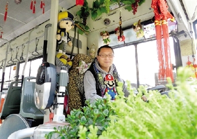 米奇、中國(guó)結(jié)、流氓兔、綠色植物、各種表情的小豬裝扮車廂