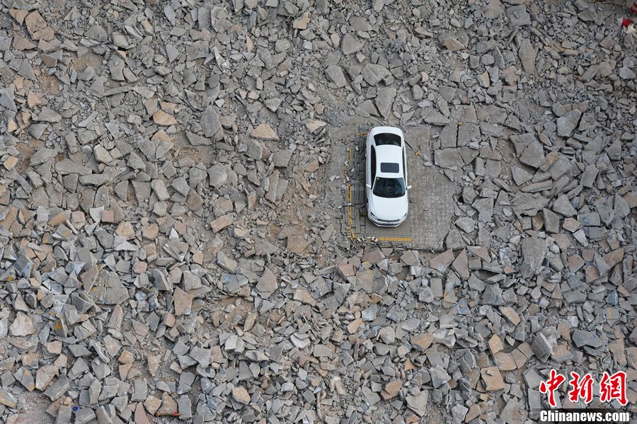 太原：施工現(xiàn)場(chǎng)現(xiàn)“釘子車” 車主十余天未現(xiàn)身
