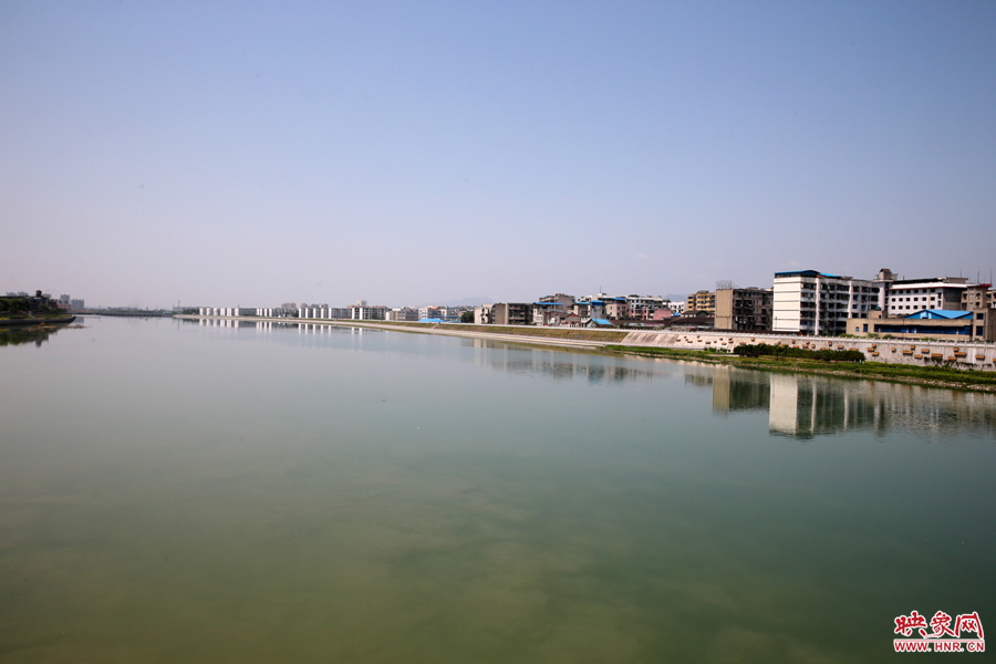 美麗的涪江如玉帶般穿城而過(guò)