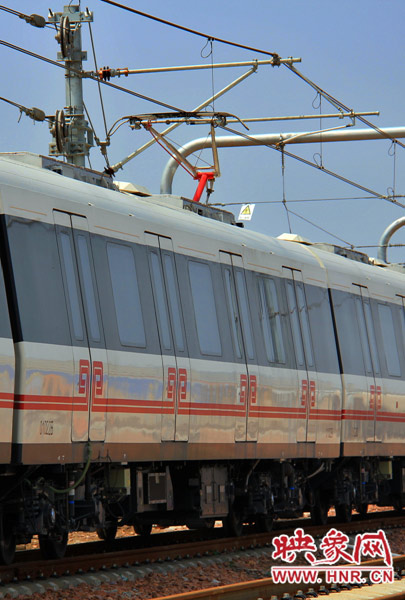 調(diào)試中的地鐵，電線已經(jīng)抬起充電
