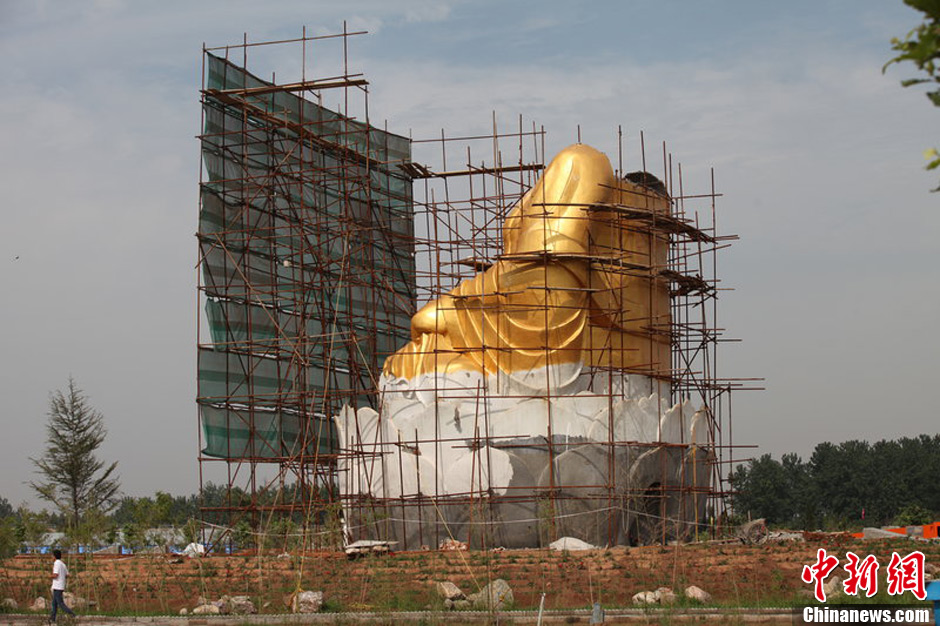 圖為被拆掉頭的雕塑。王友 攝