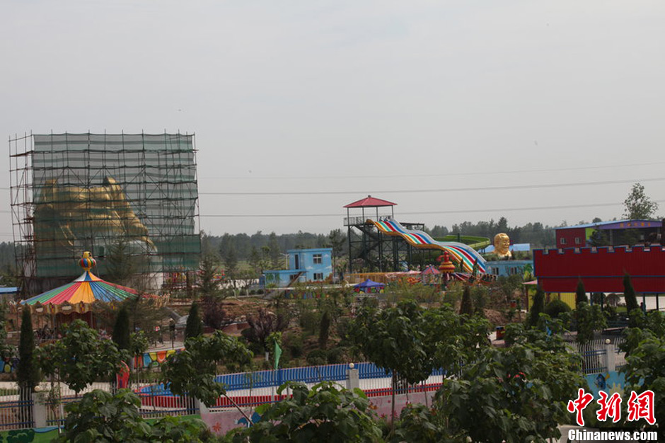 圖為被拆掉頭的雕塑。王友 攝