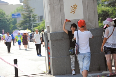 不愿排隊等待的游客只在門前留影。