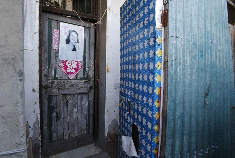 36歲的河南信陽打工者陳小龍在這里租了一間屋子住，2012年底開始，他偷偷在出租屋里挖地窖。